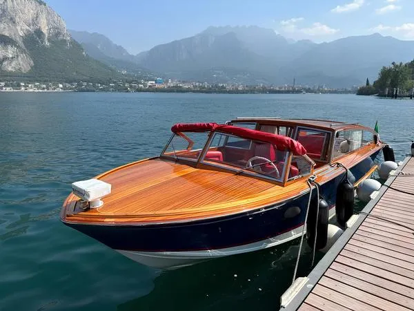 Escursione in barca privata alla scoperta dei borghi del Lago di Como