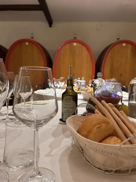 Cena tra le botti di vino nel Monferrato
