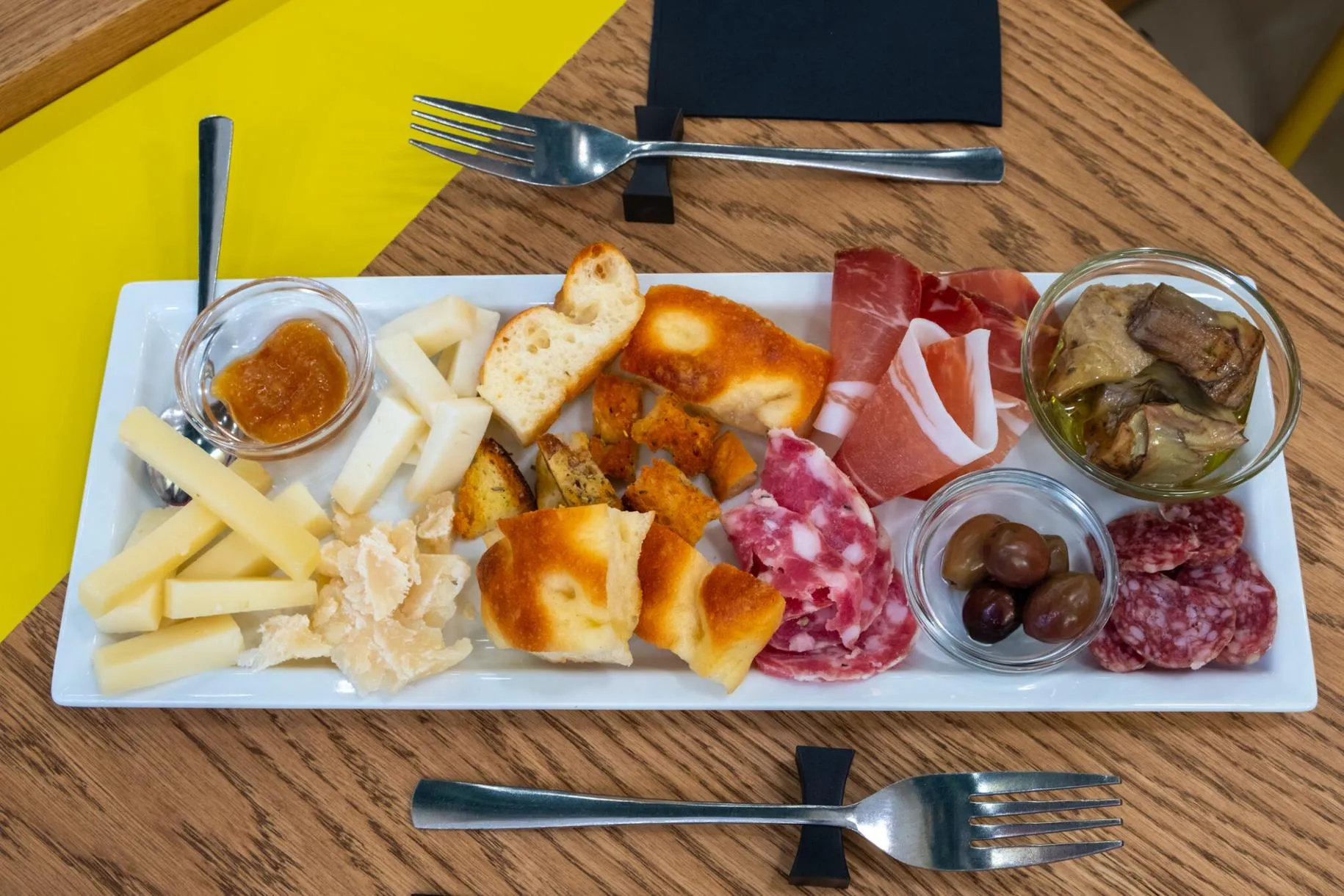 Cena con degustazione in enoteca a Milano