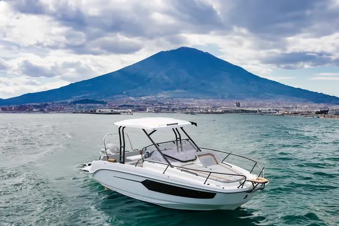 Giro in barca a Napoli lungo la costa