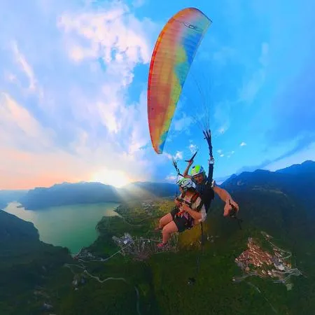 Volo in parapendio sul Lago d'Idro da Monte Alpo