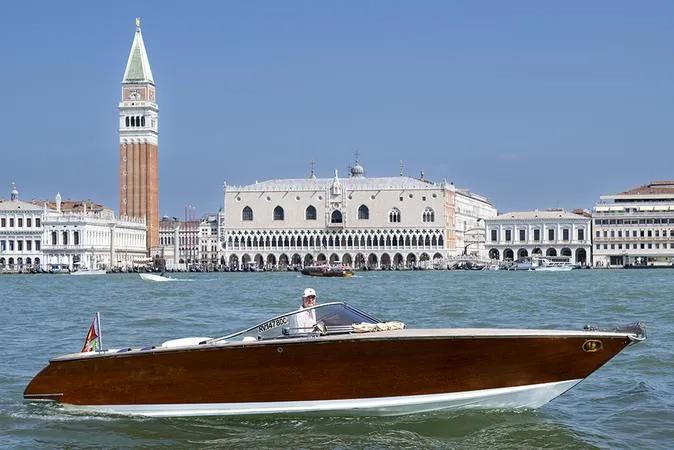ESPERIENZE IN LAGUNA A VENEZIA IN MOTOSCAFO IN LEGNO VINTAGE/ LAGOON EXPERIENCES IN VENICE LAGOON BY VINTAGE WOOD MOTOR BOAT