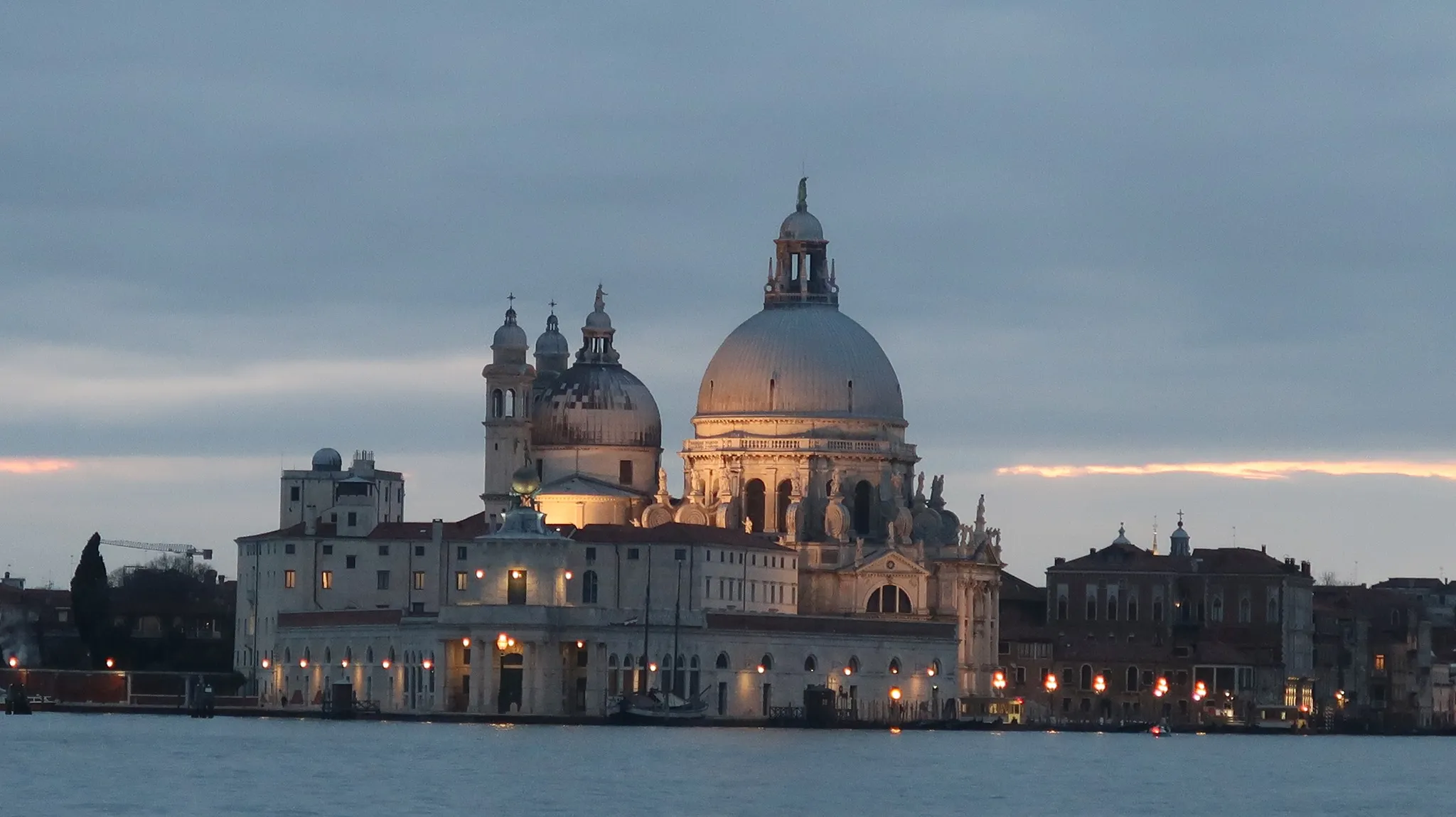 Tour panoramico di Venezia in barca al tramonto