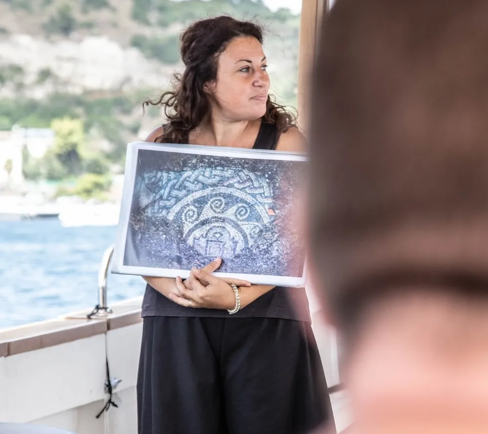 Gita in barca alla città sommersa di Baia nel Golfo di Napoli