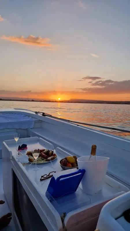 Giro in barca con aperitivo tra Ortigia e le Grotte marine