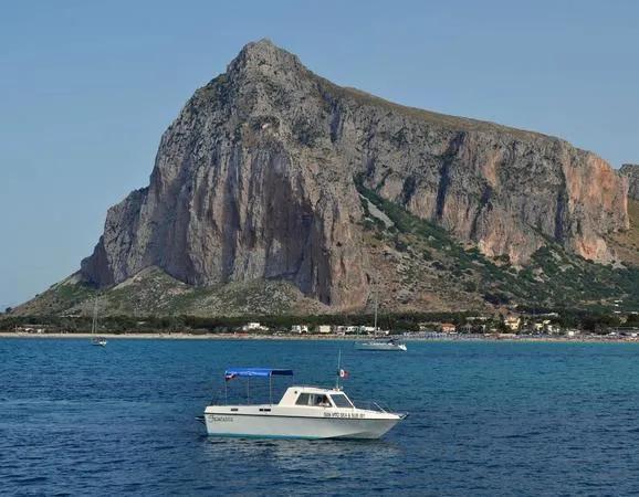 Escursione di gruppo in barca da San Vito lo Capo al tramonto