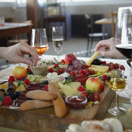 Degustazione di vino e prodotti tipici valtellinesi a Tirano