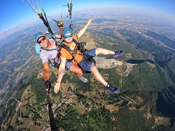 Volo in parapendio biposto tra Lecco e Bergamo