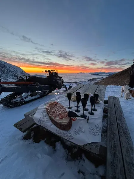 Escursione in motoslitta al tramonto con aperitivo a Montecampione