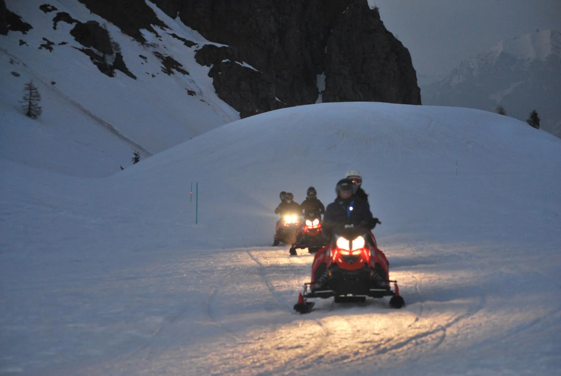 Escursione in motoslitta al tramonto con aperitivo a Montecampione