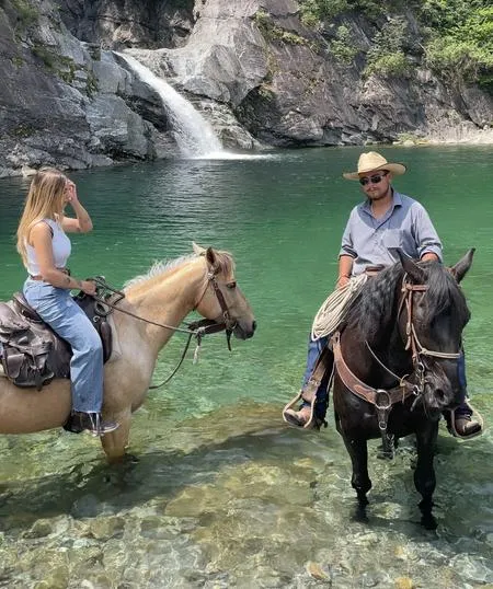 Passeggiata a cavallo in riva al fiume in Valchiavenna