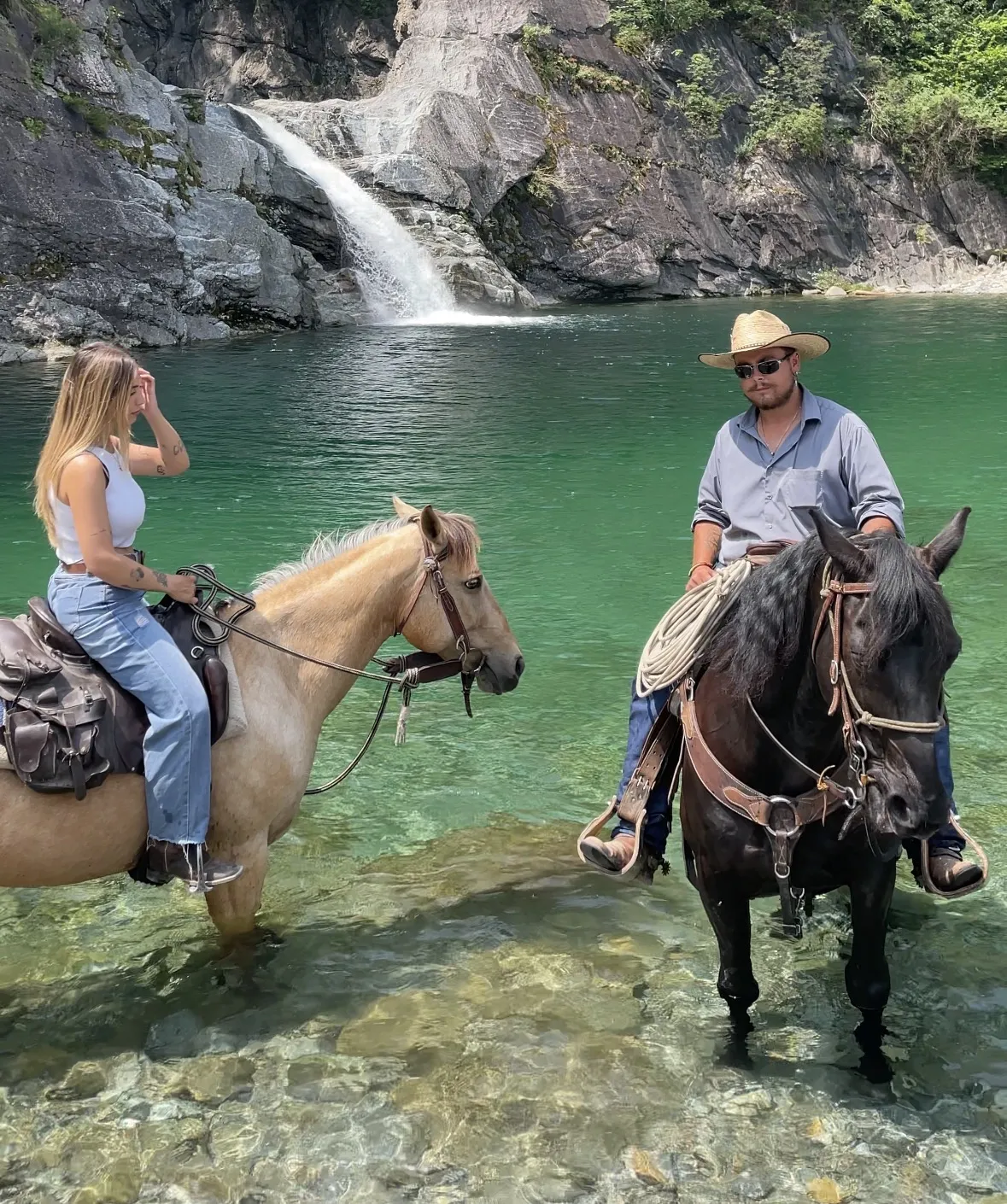 Passeggiata a cavallo in riva al fiume in Valchiavenna