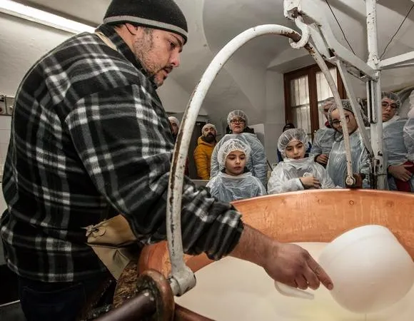 Laboratorio didattico sul formaggio e pranzo in Val D'Ossola