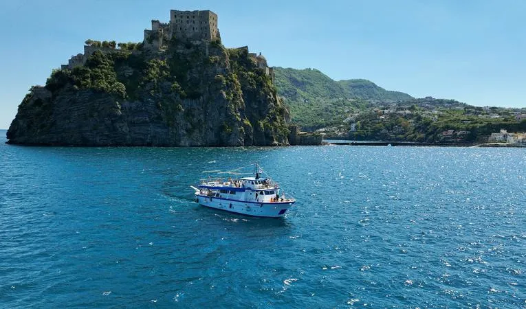 Gita in barca alla scoperta di Ischia con pranzo a bordo e soste bagno
