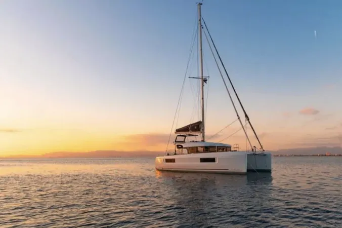 Tour privato al tramonto in catamarano: Arcipelago della Maddalena