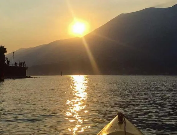 Tour in kayak sul lago al crepuscolo