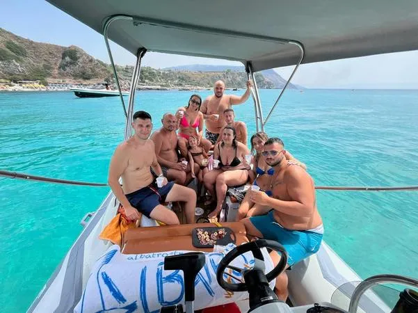 Escursione in gommone lungo la Costa degli Dei da Tropea