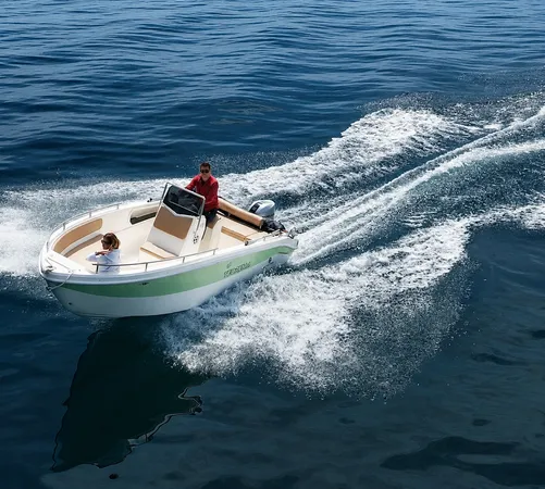 Noleggio barca senza patente nautica sul Lago di Garda da Castelletto