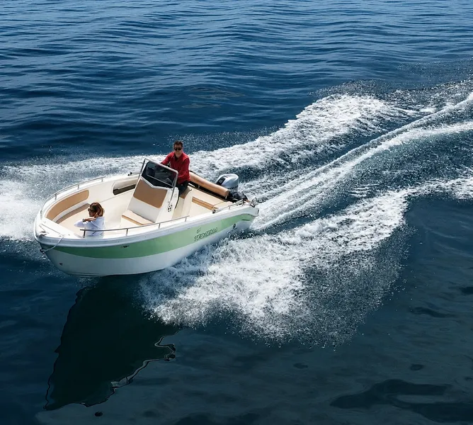 Noleggio barca senza patente nautica sul Lago di Garda da Castelletto
