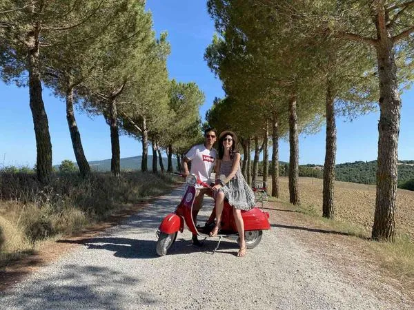 Tour of the Val d'Orcia by vintage Vespa from Pienza