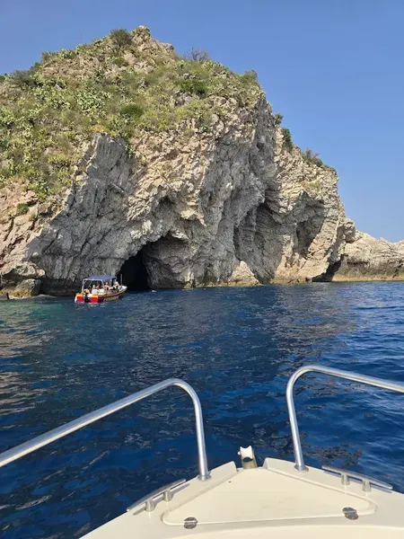 Noleggio barca senza patente nella Baia di Taormina e Letojanni