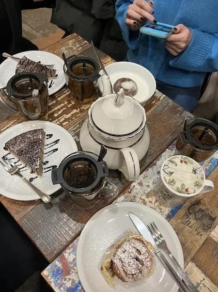 Decorazione di oggetti e degustazione fuori Milano