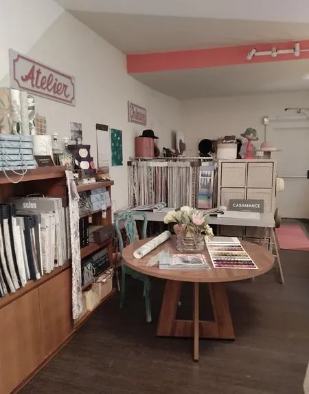 Decorazione di oggetti e degustazione fuori Milano