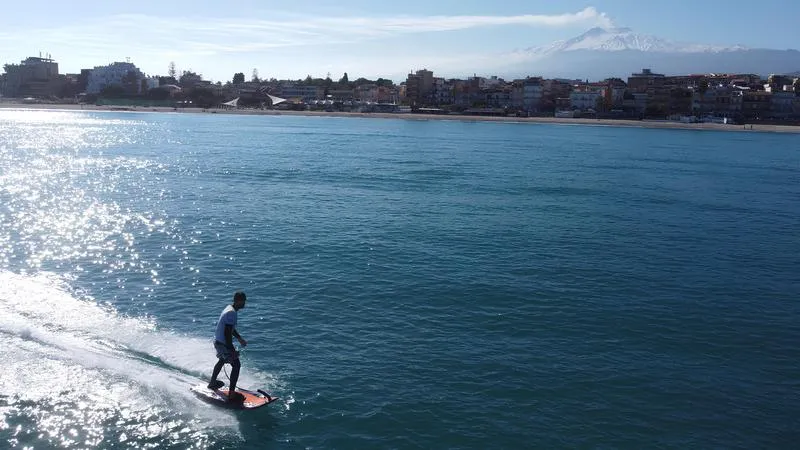 Jetsurf lungo la Baia di Toarmina e Letojanni