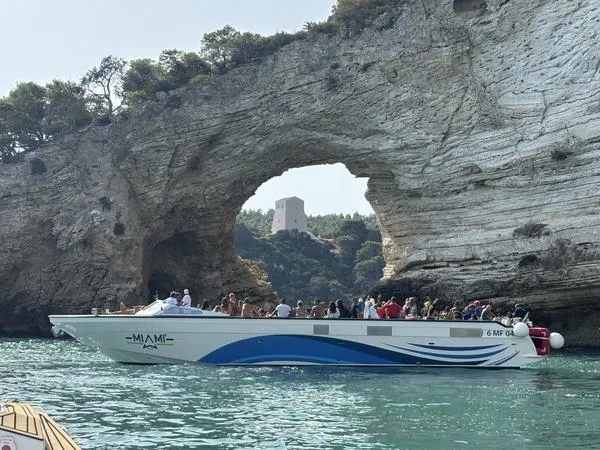 Tour in motonave con visita alle grotte e ai trabucchi nel Gargano