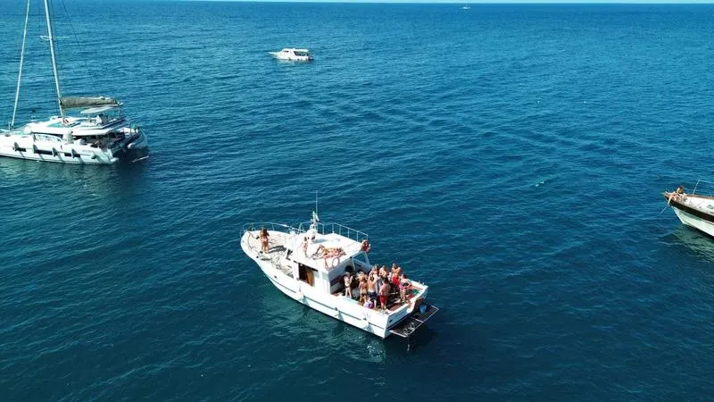 Tour in barca condiviso delle coste di Ischia con pranzo a bordo