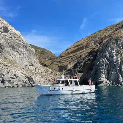 Tour in barca condiviso delle coste di Ischia con pranzo a bordo