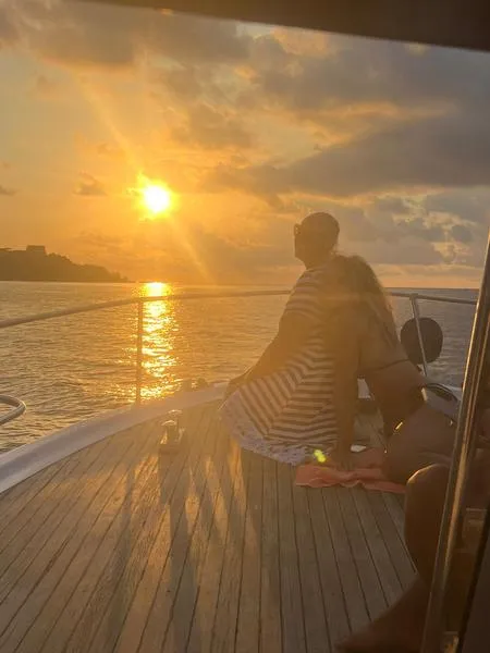 Aperitivo in barca al tramonto sulle coste di Ischia
