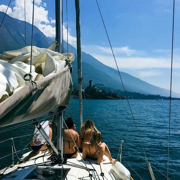 Giro privato in barca a vela sul Lago di Garda da Riva