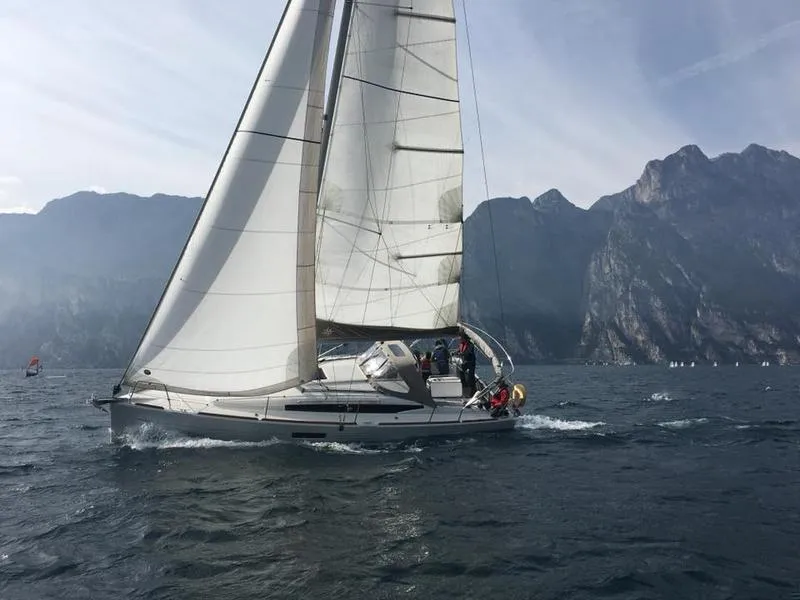 Giro privato in barca a vela sul Lago di Garda da Riva