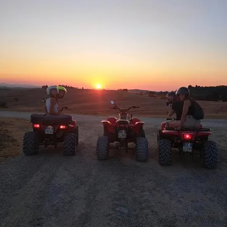 Escursione in quad al tramonto con aperitivo in Val d'Orcia