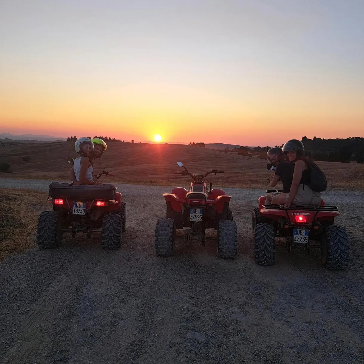Escursione in quad al tramonto con aperitivo in Val d'Orcia