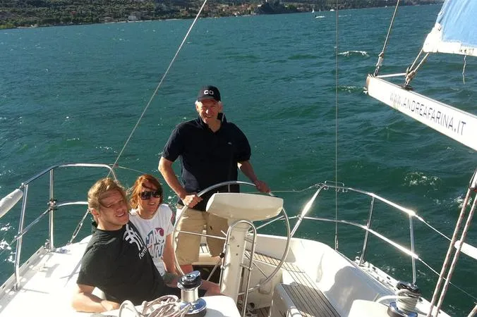 Tour al lago di Garda in barca a vela intera giornata da Castelletto