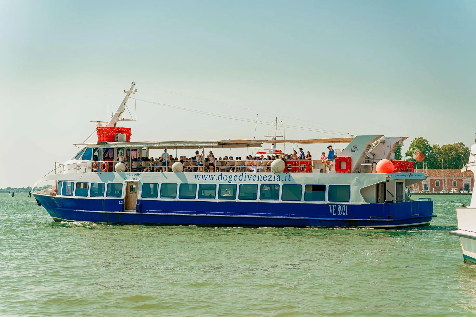 Tour in barca a Murano e Burano con visita ad una fabbrica di vetro da Venezia