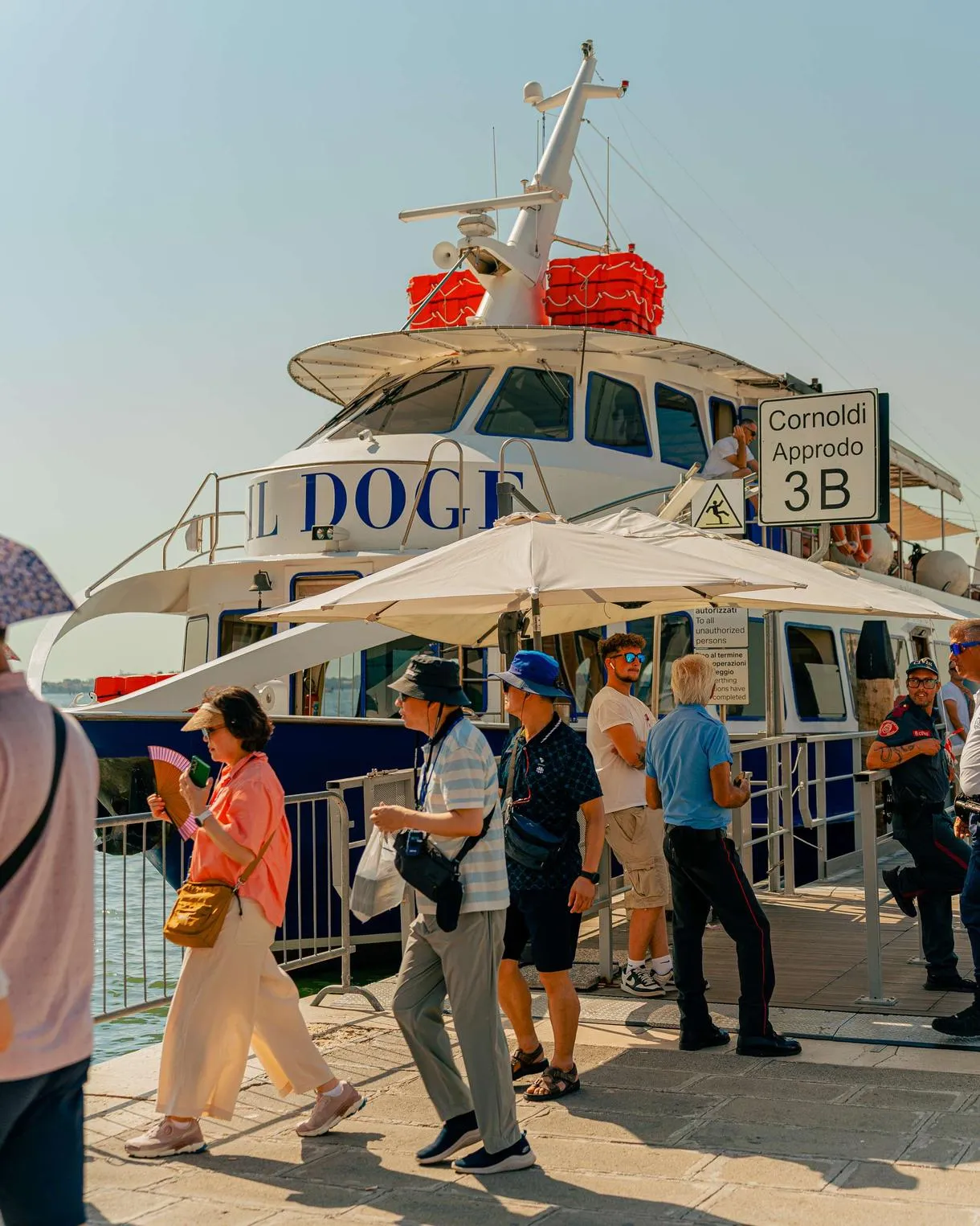 Gita in barca a Burano con visita ad una vetreria da Venezia