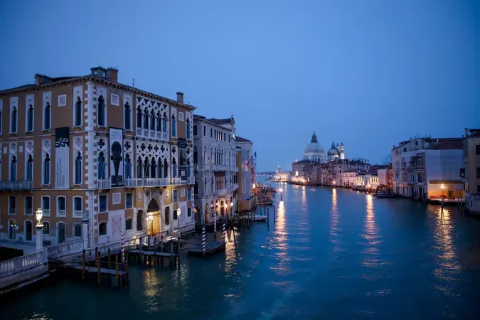 Tour panoramico di Venezia in barca con guida e aperitivo a bordo