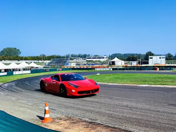 Giro in pista con Ferrari all'Autodromo di Castelletto nell'Oltrepò Pavese