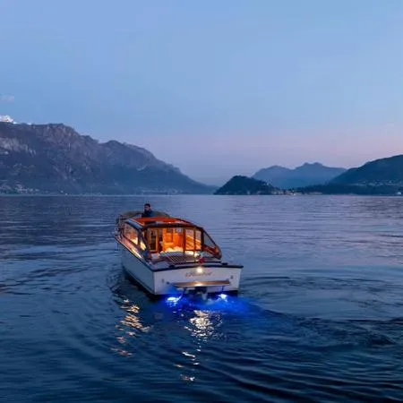 Boat tour privato al tramonto con aperitivo a Menaggio