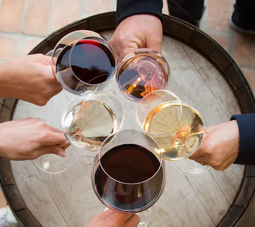 Degustazione di vino nell'Oltrepo' Pavese da Sartieri 1931