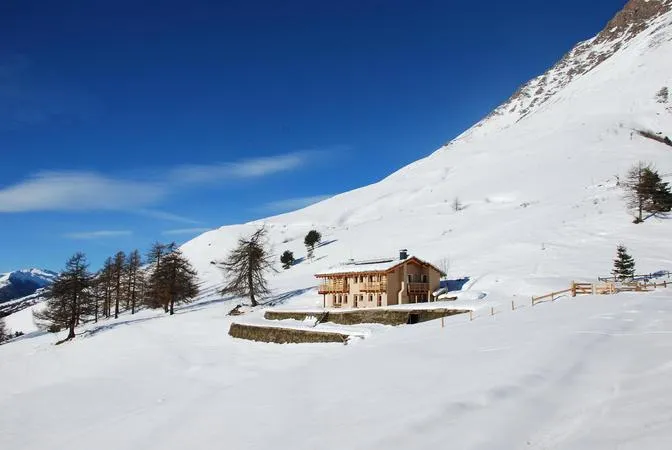 Pranzo in rifugio con trasporto in motoslitta ad Usseaux in Val Ghisone
