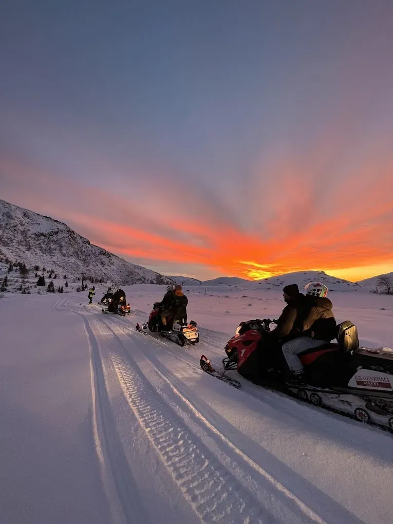 Escursione in motoslitta e pranzo in rifugio a Montecampione