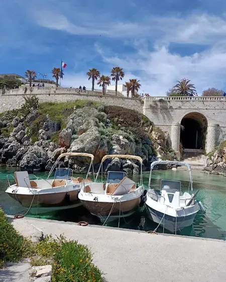 Escursione in barca da Castro con visita alle grotte