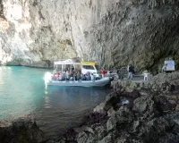 Escursione in barca da Castro con visita alle grotte