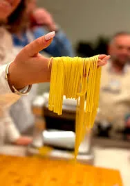 Tour del mercato di Asti, esperienza con la pasta, vino