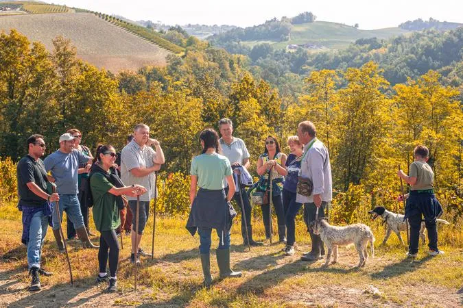 Caccia al tartufo nelle Langhe con aperitivo a Monforte d'Alba