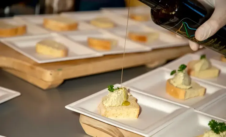 Aperitivo a base di olio extra vergine di oliva sul Lago di Garda
